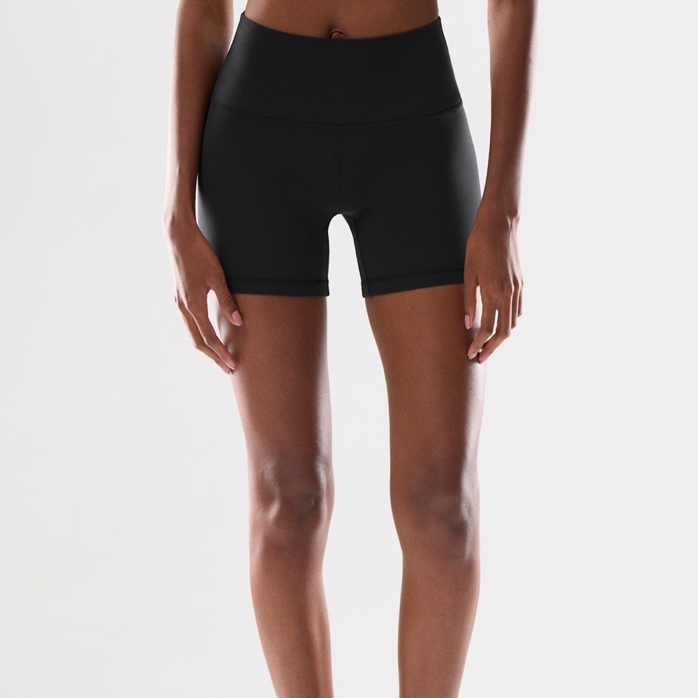 ARITZIA GOLDEN BUTTER 5” BIKER SHORTS